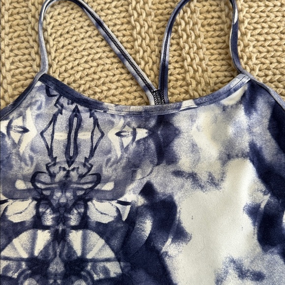 Lululemon- Blue and White Tie-Dye crop top with build in bra Tank Top size 4 - Picture 2 of 7